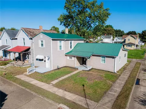 1152 Adams St, Coshocton, OH 43812