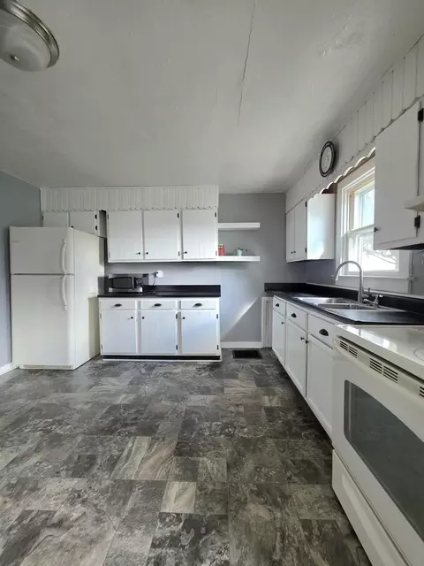 Kitchen - 1575 E Bowling Green Rd, Bradner, OH 43406 photo 3 of 3