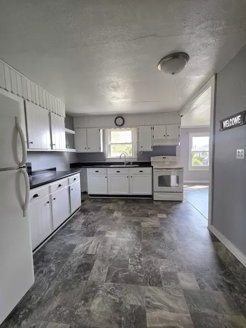Kitchen - 1575 E Bowling Green Rd, Bradner, OH 43406 photo 1 of 3