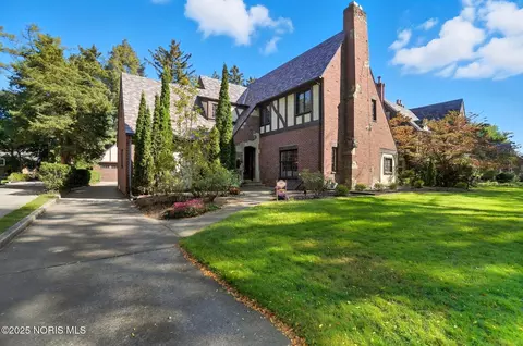 3704 Brookside Rd, Ottawa Hills, OH 43606