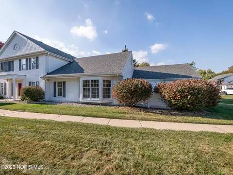 8 Arbor Ct, Perrysburg, OH 43551
