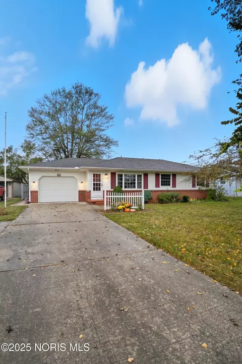 112 Tyler Dr, Walbridge, OH 43465 photo 2
