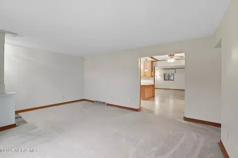 112 Tyler Dr, Walbridge, OH 43465 photo 9