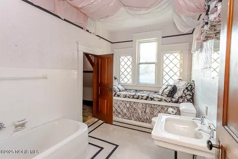 Bath - 504 E Main St, Leipsic, OH 45856 photo 6 of 8