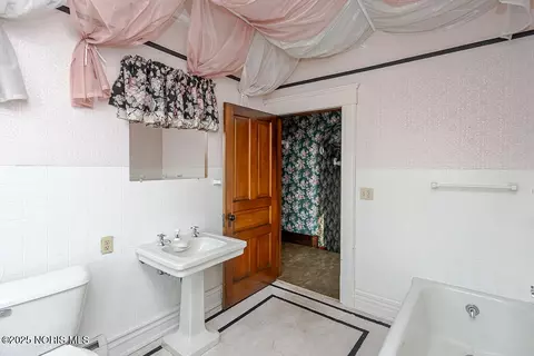 Bath - 504 E Main St, Leipsic, OH 45856 photo 7 of 8