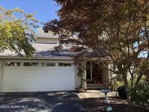898 Mill Rd, Perrysburg, OH 43551