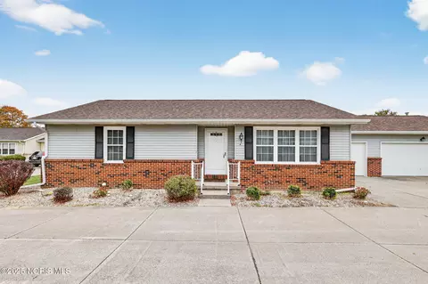 4 Mackenzie Ct, Bowling Green, OH 43402