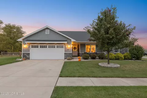 1025 Indian Ridge Dr, Bowling Green, OH 43402
