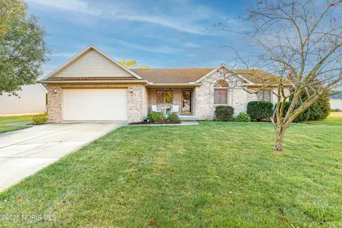 1269 Grassy Ln, Rossford, OH 43460