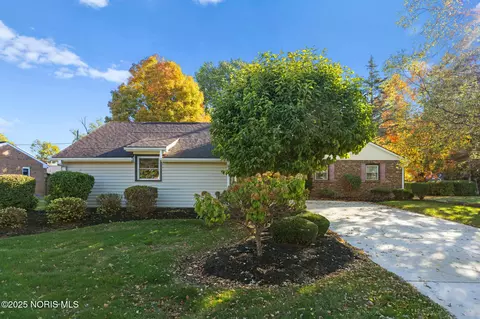 418 W Ridge Dr, Fostoria, OH 44830