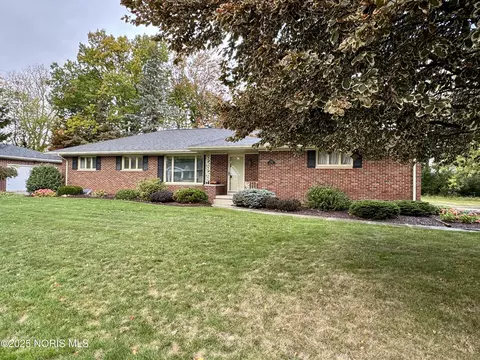 2020 Elm Dr, Fremont, OH 43420