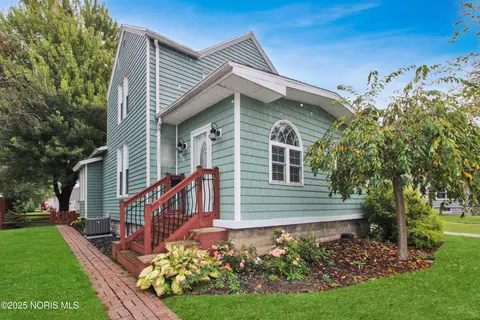 423 Fulton St, Port Clinton, OH 43452