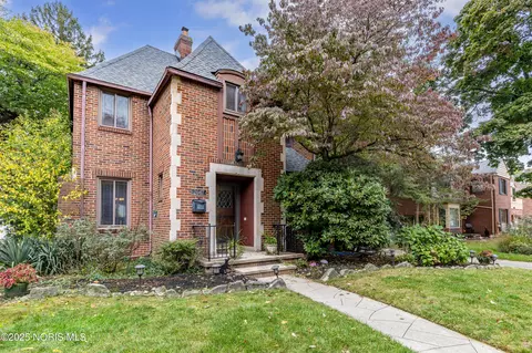 2647 Pemberton Dr, Toledo, OH 43606