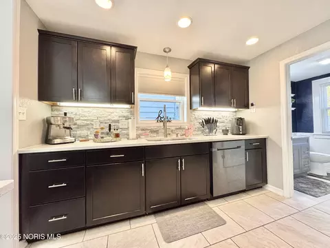 Kitchen - 2000 Alvin St, Toledo, OH 43607 photo 6 of 10
