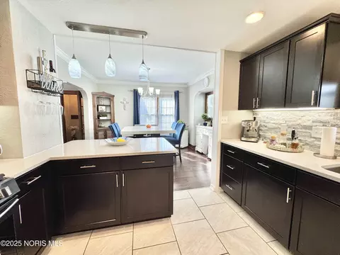 Kitchen - 2000 Alvin St, Toledo, OH 43607 photo 3 of 10
