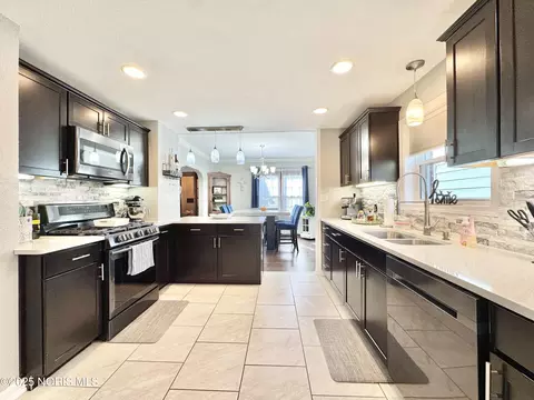 Kitchen - 2000 Alvin St, Toledo, OH 43607 photo 1 of 10