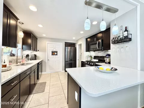 Kitchen - 2000 Alvin St, Toledo, OH 43607 photo 9 of 10
