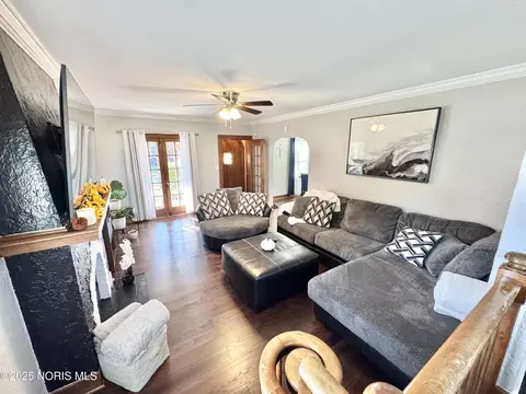 Living - 2000 Alvin St, Toledo, OH 43607 photo 3 of 3