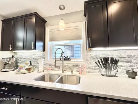 Kitchen - 2000 Alvin St, Toledo, OH 43607 photo 5 of 10