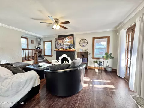 Living - 2000 Alvin St, Toledo, OH 43607 photo 1 of 3