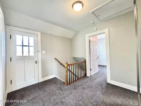 Entry Way - 2000 Alvin St, Toledo, OH 43607 photo 2 of 3