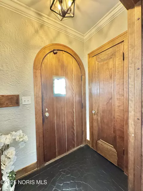 Entry Way - 2000 Alvin St, Toledo, OH 43607 photo 1 of 3