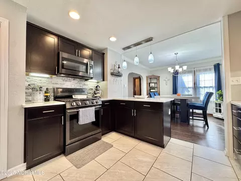 Kitchen - 2000 Alvin St, Toledo, OH 43607 photo 7 of 10
