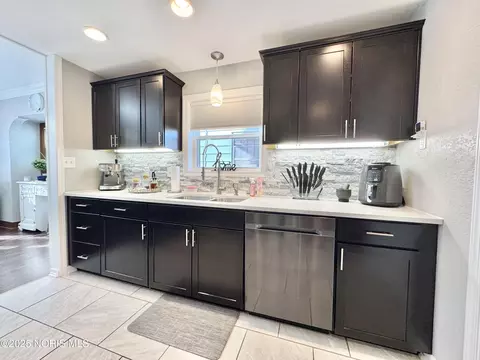 Kitchen - 2000 Alvin St, Toledo, OH 43607 photo 4 of 10