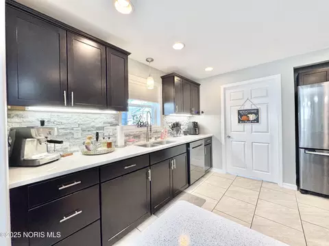 Kitchen - 2000 Alvin St, Toledo, OH 43607 photo 8 of 10