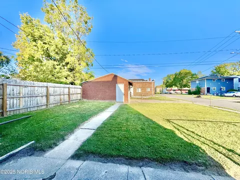 Exterior - 2000 Alvin St, Toledo, OH 43607 photo 6 of 7
