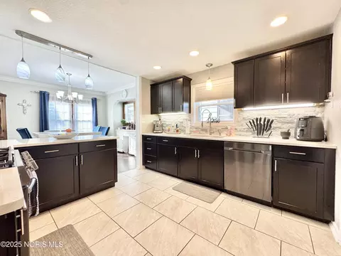 Kitchen - 2000 Alvin St, Toledo, OH 43607 photo 2 of 10