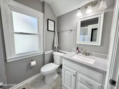 Bath - 2000 Alvin St, Toledo, OH 43607 photo 2 of 3