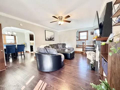 Living - 2000 Alvin St, Toledo, OH 43607 photo 2 of 3