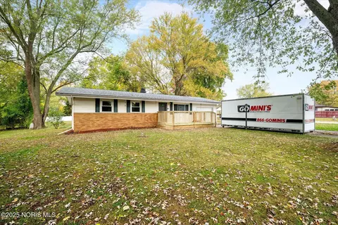 2121 Holiday Dr, Swanton, OH 43558