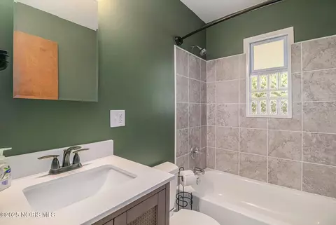 Bath - 539 Independence Rd, Toledo, OH 43607 photo 1 of 1