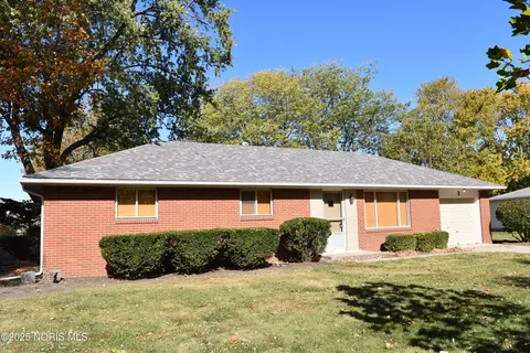 8 Arlington Ct, Bowling Green, OH 43402