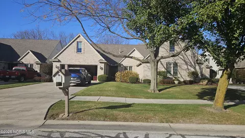 5121 Parkside Dr, Oregon, OH 43616