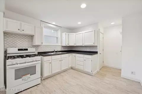 Kitchen - 2041 Perth St, Toledo, OH 43607 photo 2 of 3