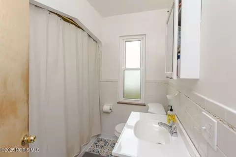 Bath - 802 Cuthbert Rd, Toledo, OH 43607 photo 2 of 3
