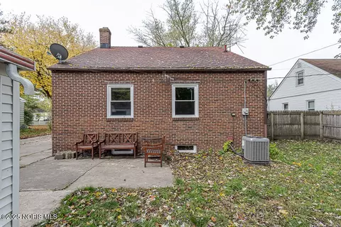 Exterior - 802 Cuthbert Rd, Toledo, OH 43607 photo 3 of 8
