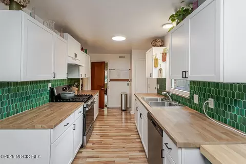Kitchen - 802 Cuthbert Rd, Toledo, OH 43607 photo 4 of 9