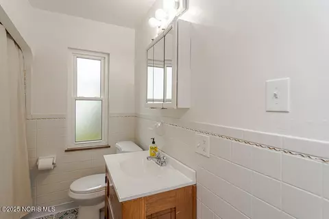 Bath - 802 Cuthbert Rd, Toledo, OH 43607 photo 1 of 3