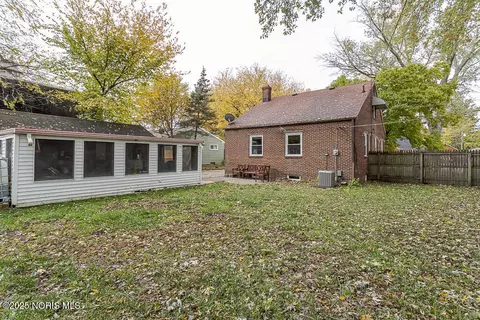 Exterior - 802 Cuthbert Rd, Toledo, OH 43607 photo 4 of 8