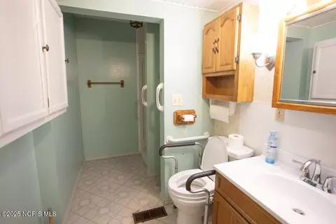 Bath - 200 Edgar Ave, Findlay, OH 45840 photo 3 of 3