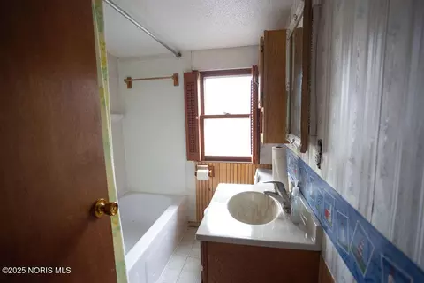 Bath - 200 Edgar Ave, Findlay, OH 45840 photo 1 of 3