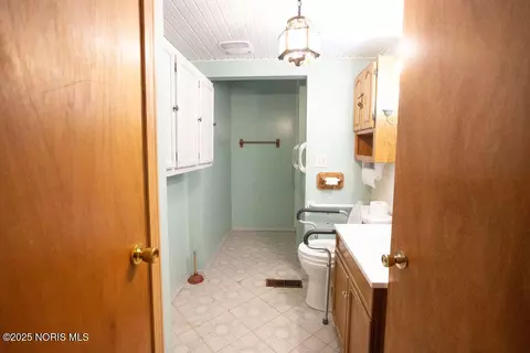 Bath - 200 Edgar Ave, Findlay, OH 45840 photo 2 of 3