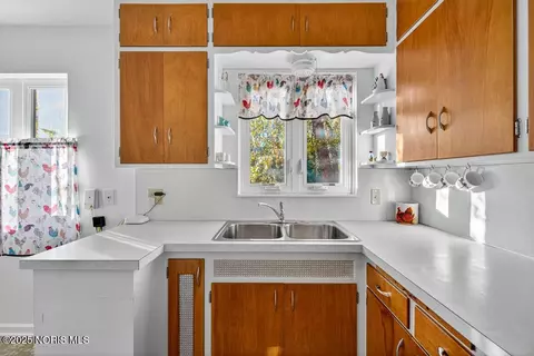 Kitchen - 2855 Castleton Ave, Toledo, OH 43613 photo 6 of 7