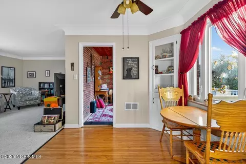 Dining - 2855 Castleton Ave, Toledo, OH 43613 photo 5 of 5