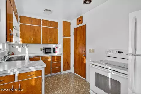 Kitchen - 2855 Castleton Ave, Toledo, OH 43613 photo 3 of 7