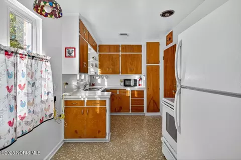 Kitchen - 2855 Castleton Ave, Toledo, OH 43613 photo 1 of 7